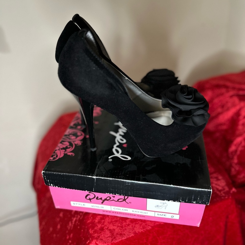 QUPID Black Velvet size 9 Super Sexy 5 inch heels with a beautiful flower - Picture 9 of 13